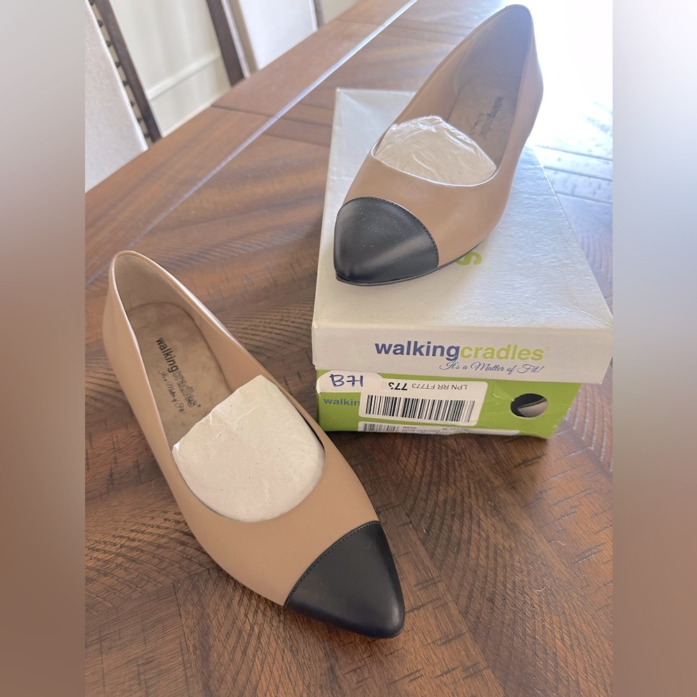 NWT NEW Walking Cradles Bronwyn Black Tan Flats Size 11 Comfort Work Shoe